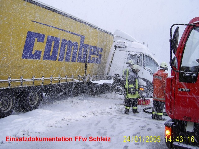 Einsatzbericht - Verkehrsunfall - Gefahrguteinsatz Einsatzbericht - Verkehrsunfall - Gefahrguteinsatz