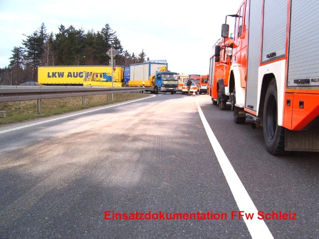 Einsatzbericht - Verkehrsunfall auslaufendes Öl Einsatzbericht - Verkehrsunfall auslaufendes Öl