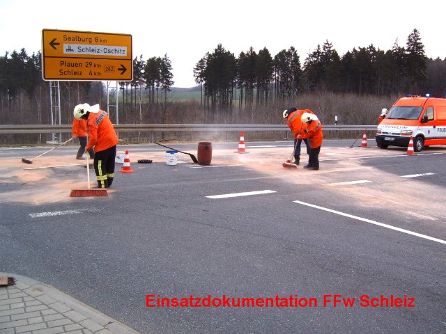 Einsatzbericht - Verkehrsunfall auslaufendes Öl Einsatzbericht - Verkehrsunfall auslaufendes Öl