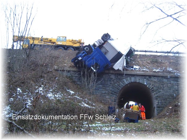 Einsatzbericht - Lkw -Unfall an einer Autobahnbrücke Einsatzbericht - Lkw -Unfall an einer Autobahnbrücke