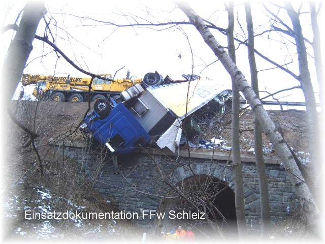 Einsatzbericht - Lkw -Unfall an einer Autobahnbrücke Einsatzbericht - Lkw -Unfall an einer Autobahnbrücke