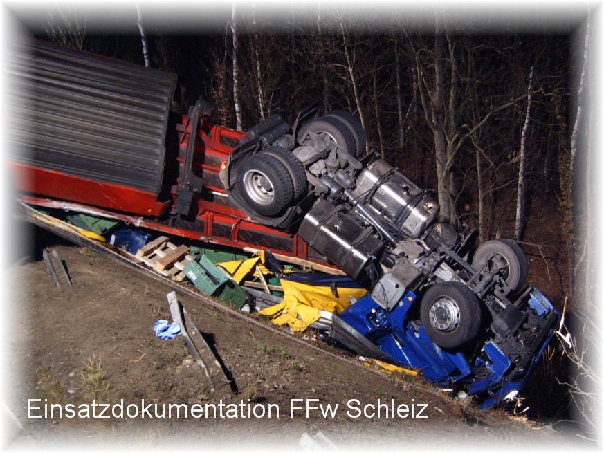 Einsatzbericht - Lkw -Unfall an einer Autobahnbrücke 05120332