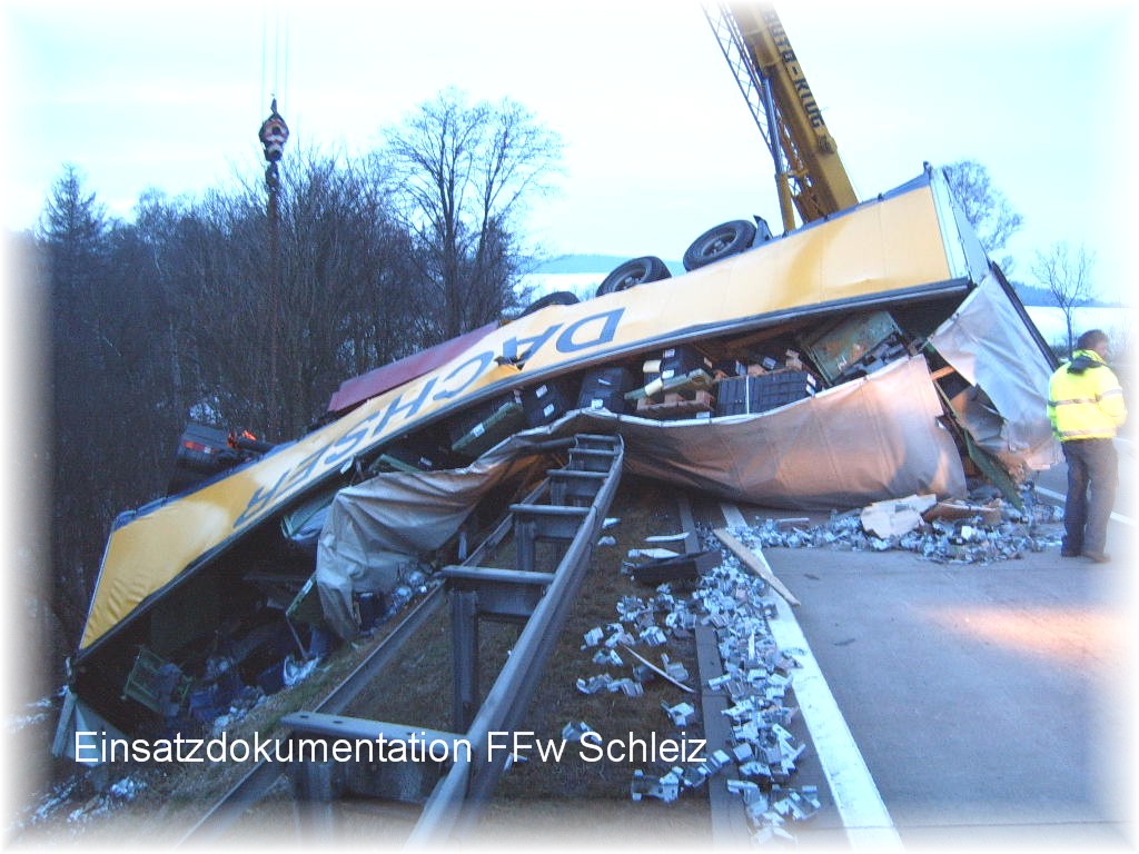 Einsatzbericht - Lkw -Unfall an einer Autobahnbrücke Einsatzbericht - Lkw -Unfall an einer Autobahnbrücke