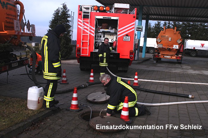 Einsatz FFw Schleiz am 01.12.2011, Alarm 08:14 Uhr "Dieselkraftstoff war noch nie so teuer wie heute, hat der ADAC festgestellt", so die aktuelle Meldung des meist gehörten Radiosenders in Thüringen - Antenne Thüringen. ....und die Feuerwehr beseitigt zeitgleich zusammen mit Umweltdiensten und Behörden eine der größten Dieselhavarien im Saale- Orla- Kreis. Man hätte sicherlich sehr lange mit dem wertvollen Kraftstoff fahren können, der durch ein vermutlich nicht abgeschaltetes Sicherheitsventil zunächst das Gelände einer Tankstelle verseuchte. Die Kapazität des vorhandenen Ölabscheiders konnte die Massen an Dieselkraftstoff jedoch nicht komplett zurückhalten. Somit liefen eine bisher unbekannte Menge Kraftstoff ins Kanalsystem des Schleizer Ortsteiles Lössau. Aufbauend auf die Erfahrung einer Heizölhavarie im selben Ort am 09.01.2009 (Einsatzbericht hier ) konnten die Kameraden der Feuerwehren Schleiz und Lössau innerhalb weniger Minuten mit wirksamen Mitteln eine größere Umweltkatastrophe verhindern. Was war passiert? Von einem Tankwagen wurde planmäßig der in der Erde befindliche Vorratstank der Tankstelle befüllt. Mit einer Fördermenge von 600l/min schoss der Diesel durch das Leitungssystem in den Tank. Als Dieser voll war, sprach offenbar weder die Abschaltautomatik noch eine Sicherheitseinrichtung an. Über die ca. 4m hohe Entlüftung des Erdtanks wurde der weiter fließende Dieselkraftstoff wie in einer überdimensionalen Dusche auf dem Tankstellengelände auf einer Fläche ca. 200m² verbreitet. Schnell versuchte der Fahrer des Tankwagens mit der Abschaltung der Förderpumpe weiteren Schaden abzuwenden. Zum Glück war auf Grund baulicher Vorschriften auf dem Gelände der Tankstelle ein Ölabscheider verbaut, der zunächst den größten Teil des Dieselkraftstoffes zurückhalten konnte. Trotz allem floss auch eine unbekannte Menge durch das Kanalsystem des Ortes. Am unteren Ortsende wurde in einem Hauptschacht durch die Kameraden der Schleizer Feuerwehr umgehend ein Rohrdichtkissen einsetzt. Somit konnte der Zufluss zum Fluss "Wisenta" unterbunden werden. Zu Sicherheit wurden durch die Einsatzkräfte zwei Ölsperren im Flussbett flussabwärts ausgebracht. Als glücklichen Umstand kam die andauernde Trockenheit dieser Havarie entgegen. Im Kanalsystem war ein geringer Wasserdurchlauf zu verzeichnen. Umweltamt, Wasserwirtschaft, Polizei, Umweltdienst und Feuerwehr arbeiteten eng und gut abgestimmt zusammen. Eine Schätzung des Gesamtschadens ist momentan noch nicht möglich. Die Feuerwehr Schleiz geht von einer ausgelaufenen Dieselmenge von weit mehr als 1000 Litern aus, da der Ölabscheider bereits beim Eintreffen der Feuerwehr überlief. Nachdem der Ölabscheider und das Kanalsystem von der herbeigerufenen Entsorgungsfirma Winkler aus Gera abgepumpt war und die Kameraden mittels 10 Sack Ölbindemittel die gröbsten Spuren im Tankstellengelände beseitigt hatten, begannen die Einsatzkräfte mit den Reinigungsarbeiten des Abwasserkanales. Der durch den gesamten Ort verlaufende Kanal wurde mit 5000 Liter Wasser gespült und die kontaminierte Wassermenge mittels Spezialfahrzeug am unteren Ortsende abgesaugt. Der Einsatz der Schleizer Feuerwehr war gegen 15:00 Uhr beendet. Die Einsatzführung bedankt sich bei allen Einsatzkräften und den beteiligten Behörden, der Polizei und dem Entsorgungsunternehmen für die ausgezeichnete Zusammenarbeit. Einsatz FFw Schleiz am 01.12.2011, Alarm 08:14 Uhr "Dieselkraftstoff war noch nie so teuer wie heute, hat der ADAC festgestellt", so die aktuelle Meldung des meist gehörten Radiosenders in Thüringen - Antenne Thüringen. ....und die Feuerwehr beseitigt zeitgleich zusammen mit Umweltdiensten und Behörden eine der größten Dieselhavarien im Saale- Orla- Kreis. Man hätte sicherlich sehr lange mit dem wertvollen Kraftstoff fahren können, der durch ein vermutlich nicht abgeschaltetes Sicherheitsventil zunächst das Gelände einer Tankstelle verseuchte. Die Kapazität des vorhandenen Ölabscheiders konnte die Massen an Dieselkraftstoff jedoch nicht komplett zurückhalten. Somit liefen eine bisher unbekannte Menge Kraftstoff ins Kanalsystem des Schleizer Ortsteiles Lössau. Aufbauend auf die Erfahrung einer Heizölhavarie im selben Ort am 09.01.2009 (Einsatzbericht hier ) konnten die Kameraden der Feuerwehren Schleiz und Lössau innerhalb weniger Minuten mit wirksamen Mitteln eine größere Umweltkatastrophe verhindern. Was war passiert? Von einem Tankwagen wurde planmäßig der in der Erde befindliche Vorratstank der Tankstelle befüllt. Mit einer Fördermenge von 600l/min schoss der Diesel durch das Leitungssystem in den Tank. Als Dieser voll war, sprach offenbar weder die Abschaltautomatik noch eine Sicherheitseinrichtung an. Über die ca. 4m hohe Entlüftung des Erdtanks wurde der weiter fließende Dieselkraftstoff wie in einer überdimensionalen Dusche auf dem Tankstellengelände auf einer Fläche ca. 200m² verbreitet. Schnell versuchte der Fahrer des Tankwagens mit der Abschaltung der Förderpumpe weiteren Schaden abzuwenden. Zum Glück war auf Grund baulicher Vorschriften auf dem Gelände der Tankstelle ein Ölabscheider verbaut, der zunächst den größten Teil des Dieselkraftstoffes zurückhalten konnte. Trotz allem floss auch eine unbekannte Menge durch das Kanalsystem des Ortes. Am unteren Ortsende wurde in einem Hauptschacht durch die Kameraden der Schleizer Feuerwehr umgehend ein Rohrdichtkissen einsetzt. Somit konnte der Zufluss zum Fluss "Wisenta" unterbunden werden. Zu Sicherheit wurden durch die Einsatzkräfte zwei Ölsperren im Flussbett flussabwärts ausgebracht. Als glücklichen Umstand kam die andauernde Trockenheit dieser Havarie entgegen. Im Kanalsystem war ein geringer Wasserdurchlauf zu verzeichnen. Umweltamt, Wasserwirtschaft, Polizei, Umweltdienst und Feuerwehr arbeiteten eng und gut abgestimmt zusammen. Eine Schätzung des Gesamtschadens ist momentan noch nicht möglich. Die Feuerwehr Schleiz geht von einer ausgelaufenen Dieselmenge von weit mehr als 1000 Litern aus, da der Ölabscheider bereits beim Eintreffen der Feuerwehr überlief. Nachdem der Ölabscheider und das Kanalsystem von der herbeigerufenen Entsorgungsfirma Winkler aus Gera abgepumpt war und die Kameraden mittels 10 Sack Ölbindemittel die gröbsten Spuren im Tankstellengelände beseitigt hatten, begannen die Einsatzkräfte mit den Reinigungsarbeiten des Abwasserkanales. Der durch den gesamten Ort verlaufende Kanal wurde mit 5000 Liter Wasser gespült und die kontaminierte Wassermenge mittels Spezialfahrzeug am unteren Ortsende abgesaugt. Der Einsatz der Schleizer Feuerwehr war gegen 15:00 Uhr beendet. Die Einsatzführung bedankt sich bei allen Einsatzkräften und den beteiligten Behörden, der Polizei und dem Entsorgungsunternehmen für die ausgezeichnete Zusammenarbeit.