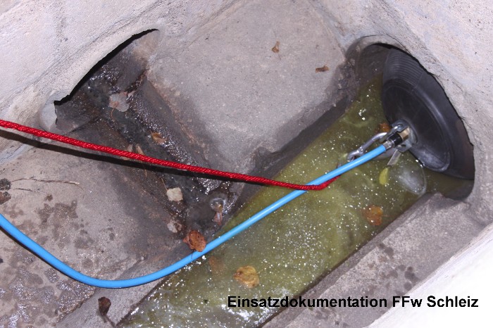 Einsatz FFw Schleiz am 01.12.2011, Alarm 08:14 Uhr "Dieselkraftstoff war noch nie so teuer wie heute, hat der ADAC festgestellt", so die aktuelle Meldung des meist gehörten Radiosenders in Thüringen - Antenne Thüringen. ....und die Feuerwehr beseitigt zeitgleich zusammen mit Umweltdiensten und Behörden eine der größten Dieselhavarien im Saale- Orla- Kreis. Man hätte sicherlich sehr lange mit dem wertvollen Kraftstoff fahren können, der durch ein vermutlich nicht abgeschaltetes Sicherheitsventil zunächst das Gelände einer Tankstelle verseuchte. Die Kapazität des vorhandenen Ölabscheiders konnte die Massen an Dieselkraftstoff jedoch nicht komplett zurückhalten. Somit liefen eine bisher unbekannte Menge Kraftstoff ins Kanalsystem des Schleizer Ortsteiles Lössau. Aufbauend auf die Erfahrung einer Heizölhavarie im selben Ort am 09.01.2009 (Einsatzbericht hier ) konnten die Kameraden der Feuerwehren Schleiz und Lössau innerhalb weniger Minuten mit wirksamen Mitteln eine größere Umweltkatastrophe verhindern. Was war passiert? Von einem Tankwagen wurde planmäßig der in der Erde befindliche Vorratstank der Tankstelle befüllt. Mit einer Fördermenge von 600l/min schoss der Diesel durch das Leitungssystem in den Tank. Als Dieser voll war, sprach offenbar weder die Abschaltautomatik noch eine Sicherheitseinrichtung an. Über die ca. 4m hohe Entlüftung des Erdtanks wurde der weiter fließende Dieselkraftstoff wie in einer überdimensionalen Dusche auf dem Tankstellengelände auf einer Fläche ca. 200m² verbreitet. Schnell versuchte der Fahrer des Tankwagens mit der Abschaltung der Förderpumpe weiteren Schaden abzuwenden. Zum Glück war auf Grund baulicher Vorschriften auf dem Gelände der Tankstelle ein Ölabscheider verbaut, der zunächst den größten Teil des Dieselkraftstoffes zurückhalten konnte. Trotz allem floss auch eine unbekannte Menge durch das Kanalsystem des Ortes. Am unteren Ortsende wurde in einem Hauptschacht durch die Kameraden der Schleizer Feuerwehr umgehend ein Rohrdichtkissen einsetzt. Somit konnte der Zufluss zum Fluss "Wisenta" unterbunden werden. Zu Sicherheit wurden durch die Einsatzkräfte zwei Ölsperren im Flussbett flussabwärts ausgebracht. Als glücklichen Umstand kam die andauernde Trockenheit dieser Havarie entgegen. Im Kanalsystem war ein geringer Wasserdurchlauf zu verzeichnen. Umweltamt, Wasserwirtschaft, Polizei, Umweltdienst und Feuerwehr arbeiteten eng und gut abgestimmt zusammen. Eine Schätzung des Gesamtschadens ist momentan noch nicht möglich. Die Feuerwehr Schleiz geht von einer ausgelaufenen Dieselmenge von weit mehr als 1000 Litern aus, da der Ölabscheider bereits beim Eintreffen der Feuerwehr überlief. Nachdem der Ölabscheider und das Kanalsystem von der herbeigerufenen Entsorgungsfirma Winkler aus Gera abgepumpt war und die Kameraden mittels 10 Sack Ölbindemittel die gröbsten Spuren im Tankstellengelände beseitigt hatten, begannen die Einsatzkräfte mit den Reinigungsarbeiten des Abwasserkanales. Der durch den gesamten Ort verlaufende Kanal wurde mit 5000 Liter Wasser gespült und die kontaminierte Wassermenge mittels Spezialfahrzeug am unteren Ortsende abgesaugt. Der Einsatz der Schleizer Feuerwehr war gegen 15:00 Uhr beendet. Die Einsatzführung bedankt sich bei allen Einsatzkräften und den beteiligten Behörden, der Polizei und dem Entsorgungsunternehmen für die ausgezeichnete Zusammenarbeit. Einsatz FFw Schleiz am 01.12.2011, Alarm 08:14 Uhr "Dieselkraftstoff war noch nie so teuer wie heute, hat der ADAC festgestellt", so die aktuelle Meldung des meist gehörten Radiosenders in Thüringen - Antenne Thüringen. ....und die Feuerwehr beseitigt zeitgleich zusammen mit Umweltdiensten und Behörden eine der größten Dieselhavarien im Saale- Orla- Kreis. Man hätte sicherlich sehr lange mit dem wertvollen Kraftstoff fahren können, der durch ein vermutlich nicht abgeschaltetes Sicherheitsventil zunächst das Gelände einer Tankstelle verseuchte. Die Kapazität des vorhandenen Ölabscheiders konnte die Massen an Dieselkraftstoff jedoch nicht komplett zurückhalten. Somit liefen eine bisher unbekannte Menge Kraftstoff ins Kanalsystem des Schleizer Ortsteiles Lössau. Aufbauend auf die Erfahrung einer Heizölhavarie im selben Ort am 09.01.2009 (Einsatzbericht hier ) konnten die Kameraden der Feuerwehren Schleiz und Lössau innerhalb weniger Minuten mit wirksamen Mitteln eine größere Umweltkatastrophe verhindern. Was war passiert? Von einem Tankwagen wurde planmäßig der in der Erde befindliche Vorratstank der Tankstelle befüllt. Mit einer Fördermenge von 600l/min schoss der Diesel durch das Leitungssystem in den Tank. Als Dieser voll war, sprach offenbar weder die Abschaltautomatik noch eine Sicherheitseinrichtung an. Über die ca. 4m hohe Entlüftung des Erdtanks wurde der weiter fließende Dieselkraftstoff wie in einer überdimensionalen Dusche auf dem Tankstellengelände auf einer Fläche ca. 200m² verbreitet. Schnell versuchte der Fahrer des Tankwagens mit der Abschaltung der Förderpumpe weiteren Schaden abzuwenden. Zum Glück war auf Grund baulicher Vorschriften auf dem Gelände der Tankstelle ein Ölabscheider verbaut, der zunächst den größten Teil des Dieselkraftstoffes zurückhalten konnte. Trotz allem floss auch eine unbekannte Menge durch das Kanalsystem des Ortes. Am unteren Ortsende wurde in einem Hauptschacht durch die Kameraden der Schleizer Feuerwehr umgehend ein Rohrdichtkissen einsetzt. Somit konnte der Zufluss zum Fluss "Wisenta" unterbunden werden. Zu Sicherheit wurden durch die Einsatzkräfte zwei Ölsperren im Flussbett flussabwärts ausgebracht. Als glücklichen Umstand kam die andauernde Trockenheit dieser Havarie entgegen. Im Kanalsystem war ein geringer Wasserdurchlauf zu verzeichnen. Umweltamt, Wasserwirtschaft, Polizei, Umweltdienst und Feuerwehr arbeiteten eng und gut abgestimmt zusammen. Eine Schätzung des Gesamtschadens ist momentan noch nicht möglich. Die Feuerwehr Schleiz geht von einer ausgelaufenen Dieselmenge von weit mehr als 1000 Litern aus, da der Ölabscheider bereits beim Eintreffen der Feuerwehr überlief. Nachdem der Ölabscheider und das Kanalsystem von der herbeigerufenen Entsorgungsfirma Winkler aus Gera abgepumpt war und die Kameraden mittels 10 Sack Ölbindemittel die gröbsten Spuren im Tankstellengelände beseitigt hatten, begannen die Einsatzkräfte mit den Reinigungsarbeiten des Abwasserkanales. Der durch den gesamten Ort verlaufende Kanal wurde mit 5000 Liter Wasser gespült und die kontaminierte Wassermenge mittels Spezialfahrzeug am unteren Ortsende abgesaugt. Der Einsatz der Schleizer Feuerwehr war gegen 15:00 Uhr beendet. Die Einsatzführung bedankt sich bei allen Einsatzkräften und den beteiligten Behörden, der Polizei und dem Entsorgungsunternehmen für die ausgezeichnete Zusammenarbeit.