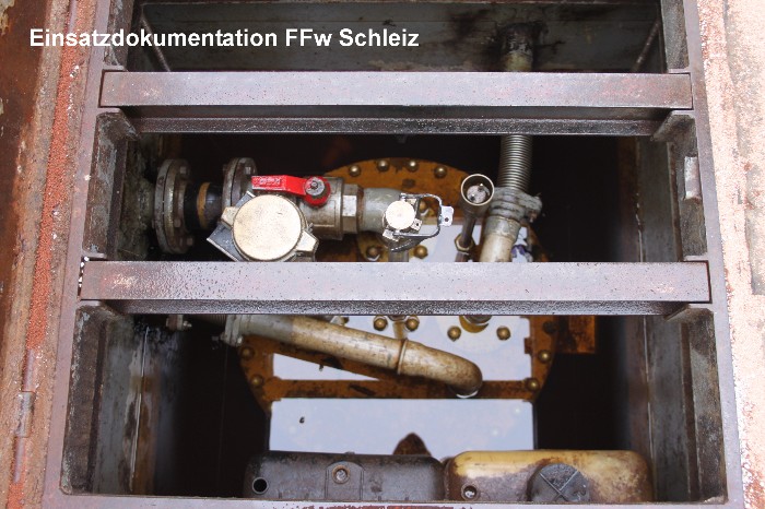 Einsatz FFw Schleiz am 01.12.2011, Alarm 08:14 Uhr "Dieselkraftstoff war noch nie so teuer wie heute, hat der ADAC festgestellt", so die aktuelle Meldung des meist gehörten Radiosenders in Thüringen - Antenne Thüringen. ....und die Feuerwehr beseitigt zeitgleich zusammen mit Umweltdiensten und Behörden eine der größten Dieselhavarien im Saale- Orla- Kreis. Man hätte sicherlich sehr lange mit dem wertvollen Kraftstoff fahren können, der durch ein vermutlich nicht abgeschaltetes Sicherheitsventil zunächst das Gelände einer Tankstelle verseuchte. Die Kapazität des vorhandenen Ölabscheiders konnte die Massen an Dieselkraftstoff jedoch nicht komplett zurückhalten. Somit liefen eine bisher unbekannte Menge Kraftstoff ins Kanalsystem des Schleizer Ortsteiles Lössau. Aufbauend auf die Erfahrung einer Heizölhavarie im selben Ort am 09.01.2009 (Einsatzbericht hier ) konnten die Kameraden der Feuerwehren Schleiz und Lössau innerhalb weniger Minuten mit wirksamen Mitteln eine größere Umweltkatastrophe verhindern. Was war passiert? Von einem Tankwagen wurde planmäßig der in der Erde befindliche Vorratstank der Tankstelle befüllt. Mit einer Fördermenge von 600l/min schoss der Diesel durch das Leitungssystem in den Tank. Als Dieser voll war, sprach offenbar weder die Abschaltautomatik noch eine Sicherheitseinrichtung an. Über die ca. 4m hohe Entlüftung des Erdtanks wurde der weiter fließende Dieselkraftstoff wie in einer überdimensionalen Dusche auf dem Tankstellengelände auf einer Fläche ca. 200m² verbreitet. Schnell versuchte der Fahrer des Tankwagens mit der Abschaltung der Förderpumpe weiteren Schaden abzuwenden. Zum Glück war auf Grund baulicher Vorschriften auf dem Gelände der Tankstelle ein Ölabscheider verbaut, der zunächst den größten Teil des Dieselkraftstoffes zurückhalten konnte. Trotz allem floss auch eine unbekannte Menge durch das Kanalsystem des Ortes. Am unteren Ortsende wurde in einem Hauptschacht durch die Kameraden der Schleizer Feuerwehr umgehend ein Rohrdichtkissen einsetzt. Somit konnte der Zufluss zum Fluss "Wisenta" unterbunden werden. Zu Sicherheit wurden durch die Einsatzkräfte zwei Ölsperren im Flussbett flussabwärts ausgebracht. Als glücklichen Umstand kam die andauernde Trockenheit dieser Havarie entgegen. Im Kanalsystem war ein geringer Wasserdurchlauf zu verzeichnen. Umweltamt, Wasserwirtschaft, Polizei, Umweltdienst und Feuerwehr arbeiteten eng und gut abgestimmt zusammen. Eine Schätzung des Gesamtschadens ist momentan noch nicht möglich. Die Feuerwehr Schleiz geht von einer ausgelaufenen Dieselmenge von weit mehr als 1000 Litern aus, da der Ölabscheider bereits beim Eintreffen der Feuerwehr überlief. Nachdem der Ölabscheider und das Kanalsystem von der herbeigerufenen Entsorgungsfirma Winkler aus Gera abgepumpt war und die Kameraden mittels 10 Sack Ölbindemittel die gröbsten Spuren im Tankstellengelände beseitigt hatten, begannen die Einsatzkräfte mit den Reinigungsarbeiten des Abwasserkanales. Der durch den gesamten Ort verlaufende Kanal wurde mit 5000 Liter Wasser gespült und die kontaminierte Wassermenge mittels Spezialfahrzeug am unteren Ortsende abgesaugt. Der Einsatz der Schleizer Feuerwehr war gegen 15:00 Uhr beendet. Die Einsatzführung bedankt sich bei allen Einsatzkräften und den beteiligten Behörden, der Polizei und dem Entsorgungsunternehmen für die ausgezeichnete Zusammenarbeit. Einsatz FFw Schleiz am 01.12.2011, Alarm 08:14 Uhr "Dieselkraftstoff war noch nie so teuer wie heute, hat der ADAC festgestellt", so die aktuelle Meldung des meist gehörten Radiosenders in Thüringen - Antenne Thüringen. ....und die Feuerwehr beseitigt zeitgleich zusammen mit Umweltdiensten und Behörden eine der größten Dieselhavarien im Saale- Orla- Kreis. Man hätte sicherlich sehr lange mit dem wertvollen Kraftstoff fahren können, der durch ein vermutlich nicht abgeschaltetes Sicherheitsventil zunächst das Gelände einer Tankstelle verseuchte. Die Kapazität des vorhandenen Ölabscheiders konnte die Massen an Dieselkraftstoff jedoch nicht komplett zurückhalten. Somit liefen eine bisher unbekannte Menge Kraftstoff ins Kanalsystem des Schleizer Ortsteiles Lössau. Aufbauend auf die Erfahrung einer Heizölhavarie im selben Ort am 09.01.2009 (Einsatzbericht hier ) konnten die Kameraden der Feuerwehren Schleiz und Lössau innerhalb weniger Minuten mit wirksamen Mitteln eine größere Umweltkatastrophe verhindern. Was war passiert? Von einem Tankwagen wurde planmäßig der in der Erde befindliche Vorratstank der Tankstelle befüllt. Mit einer Fördermenge von 600l/min schoss der Diesel durch das Leitungssystem in den Tank. Als Dieser voll war, sprach offenbar weder die Abschaltautomatik noch eine Sicherheitseinrichtung an. Über die ca. 4m hohe Entlüftung des Erdtanks wurde der weiter fließende Dieselkraftstoff wie in einer überdimensionalen Dusche auf dem Tankstellengelände auf einer Fläche ca. 200m² verbreitet. Schnell versuchte der Fahrer des Tankwagens mit der Abschaltung der Förderpumpe weiteren Schaden abzuwenden. Zum Glück war auf Grund baulicher Vorschriften auf dem Gelände der Tankstelle ein Ölabscheider verbaut, der zunächst den größten Teil des Dieselkraftstoffes zurückhalten konnte. Trotz allem floss auch eine unbekannte Menge durch das Kanalsystem des Ortes. Am unteren Ortsende wurde in einem Hauptschacht durch die Kameraden der Schleizer Feuerwehr umgehend ein Rohrdichtkissen einsetzt. Somit konnte der Zufluss zum Fluss "Wisenta" unterbunden werden. Zu Sicherheit wurden durch die Einsatzkräfte zwei Ölsperren im Flussbett flussabwärts ausgebracht. Als glücklichen Umstand kam die andauernde Trockenheit dieser Havarie entgegen. Im Kanalsystem war ein geringer Wasserdurchlauf zu verzeichnen. Umweltamt, Wasserwirtschaft, Polizei, Umweltdienst und Feuerwehr arbeiteten eng und gut abgestimmt zusammen. Eine Schätzung des Gesamtschadens ist momentan noch nicht möglich. Die Feuerwehr Schleiz geht von einer ausgelaufenen Dieselmenge von weit mehr als 1000 Litern aus, da der Ölabscheider bereits beim Eintreffen der Feuerwehr überlief. Nachdem der Ölabscheider und das Kanalsystem von der herbeigerufenen Entsorgungsfirma Winkler aus Gera abgepumpt war und die Kameraden mittels 10 Sack Ölbindemittel die gröbsten Spuren im Tankstellengelände beseitigt hatten, begannen die Einsatzkräfte mit den Reinigungsarbeiten des Abwasserkanales. Der durch den gesamten Ort verlaufende Kanal wurde mit 5000 Liter Wasser gespült und die kontaminierte Wassermenge mittels Spezialfahrzeug am unteren Ortsende abgesaugt. Der Einsatz der Schleizer Feuerwehr war gegen 15:00 Uhr beendet. Die Einsatzführung bedankt sich bei allen Einsatzkräften und den beteiligten Behörden, der Polizei und dem Entsorgungsunternehmen für die ausgezeichnete Zusammenarbeit.