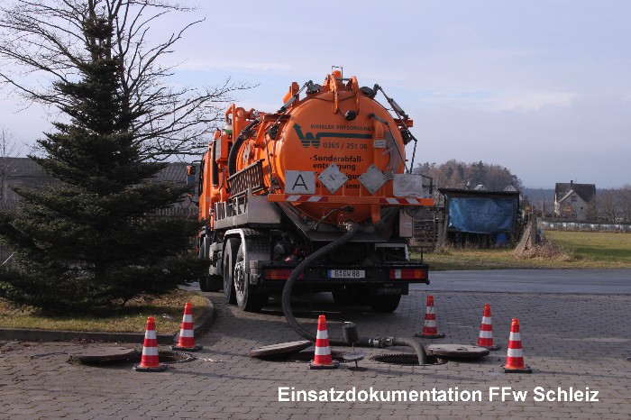 Einsatz FFw Schleiz am 01.12.2011, Alarm 08:14 Uhr "Dieselkraftstoff war noch nie so teuer wie heute, hat der ADAC festgestellt", so die aktuelle Meldung des meist gehörten Radiosenders in Thüringen - Antenne Thüringen. ....und die Feuerwehr beseitigt zeitgleich zusammen mit Umweltdiensten und Behörden eine der größten Dieselhavarien im Saale- Orla- Kreis. Man hätte sicherlich sehr lange mit dem wertvollen Kraftstoff fahren können, der durch ein vermutlich nicht abgeschaltetes Sicherheitsventil zunächst das Gelände einer Tankstelle verseuchte. Die Kapazität des vorhandenen Ölabscheiders konnte die Massen an Dieselkraftstoff jedoch nicht komplett zurückhalten. Somit liefen eine bisher unbekannte Menge Kraftstoff ins Kanalsystem des Schleizer Ortsteiles Lössau. Aufbauend auf die Erfahrung einer Heizölhavarie im selben Ort am 09.01.2009 (Einsatzbericht hier ) konnten die Kameraden der Feuerwehren Schleiz und Lössau innerhalb weniger Minuten mit wirksamen Mitteln eine größere Umweltkatastrophe verhindern. Was war passiert? Von einem Tankwagen wurde planmäßig der in der Erde befindliche Vorratstank der Tankstelle befüllt. Mit einer Fördermenge von 600l/min schoss der Diesel durch das Leitungssystem in den Tank. Als Dieser voll war, sprach offenbar weder die Abschaltautomatik noch eine Sicherheitseinrichtung an. Über die ca. 4m hohe Entlüftung des Erdtanks wurde der weiter fließende Dieselkraftstoff wie in einer überdimensionalen Dusche auf dem Tankstellengelände auf einer Fläche ca. 200m² verbreitet. Schnell versuchte der Fahrer des Tankwagens mit der Abschaltung der Förderpumpe weiteren Schaden abzuwenden. Zum Glück war auf Grund baulicher Vorschriften auf dem Gelände der Tankstelle ein Ölabscheider verbaut, der zunächst den größten Teil des Dieselkraftstoffes zurückhalten konnte. Trotz allem floss auch eine unbekannte Menge durch das Kanalsystem des Ortes. Am unteren Ortsende wurde in einem Hauptschacht durch die Kameraden der Schleizer Feuerwehr umgehend ein Rohrdichtkissen einsetzt. Somit konnte der Zufluss zum Fluss "Wisenta" unterbunden werden. Zu Sicherheit wurden durch die Einsatzkräfte zwei Ölsperren im Flussbett flussabwärts ausgebracht. Als glücklichen Umstand kam die andauernde Trockenheit dieser Havarie entgegen. Im Kanalsystem war ein geringer Wasserdurchlauf zu verzeichnen. Umweltamt, Wasserwirtschaft, Polizei, Umweltdienst und Feuerwehr arbeiteten eng und gut abgestimmt zusammen. Eine Schätzung des Gesamtschadens ist momentan noch nicht möglich. Die Feuerwehr Schleiz geht von einer ausgelaufenen Dieselmenge von weit mehr als 1000 Litern aus, da der Ölabscheider bereits beim Eintreffen der Feuerwehr überlief. Nachdem der Ölabscheider und das Kanalsystem von der herbeigerufenen Entsorgungsfirma Winkler aus Gera abgepumpt war und die Kameraden mittels 10 Sack Ölbindemittel die gröbsten Spuren im Tankstellengelände beseitigt hatten, begannen die Einsatzkräfte mit den Reinigungsarbeiten des Abwasserkanales. Der durch den gesamten Ort verlaufende Kanal wurde mit 5000 Liter Wasser gespült und die kontaminierte Wassermenge mittels Spezialfahrzeug am unteren Ortsende abgesaugt. Der Einsatz der Schleizer Feuerwehr war gegen 15:00 Uhr beendet. Die Einsatzführung bedankt sich bei allen Einsatzkräften und den beteiligten Behörden, der Polizei und dem Entsorgungsunternehmen für die ausgezeichnete Zusammenarbeit. Einsatz FFw Schleiz am 01.12.2011, Alarm 08:14 Uhr "Dieselkraftstoff war noch nie so teuer wie heute, hat der ADAC festgestellt", so die aktuelle Meldung des meist gehörten Radiosenders in Thüringen - Antenne Thüringen. ....und die Feuerwehr beseitigt zeitgleich zusammen mit Umweltdiensten und Behörden eine der größten Dieselhavarien im Saale- Orla- Kreis. Man hätte sicherlich sehr lange mit dem wertvollen Kraftstoff fahren können, der durch ein vermutlich nicht abgeschaltetes Sicherheitsventil zunächst das Gelände einer Tankstelle verseuchte. Die Kapazität des vorhandenen Ölabscheiders konnte die Massen an Dieselkraftstoff jedoch nicht komplett zurückhalten. Somit liefen eine bisher unbekannte Menge Kraftstoff ins Kanalsystem des Schleizer Ortsteiles Lössau. Aufbauend auf die Erfahrung einer Heizölhavarie im selben Ort am 09.01.2009 (Einsatzbericht hier ) konnten die Kameraden der Feuerwehren Schleiz und Lössau innerhalb weniger Minuten mit wirksamen Mitteln eine größere Umweltkatastrophe verhindern. Was war passiert? Von einem Tankwagen wurde planmäßig der in der Erde befindliche Vorratstank der Tankstelle befüllt. Mit einer Fördermenge von 600l/min schoss der Diesel durch das Leitungssystem in den Tank. Als Dieser voll war, sprach offenbar weder die Abschaltautomatik noch eine Sicherheitseinrichtung an. Über die ca. 4m hohe Entlüftung des Erdtanks wurde der weiter fließende Dieselkraftstoff wie in einer überdimensionalen Dusche auf dem Tankstellengelände auf einer Fläche ca. 200m² verbreitet. Schnell versuchte der Fahrer des Tankwagens mit der Abschaltung der Förderpumpe weiteren Schaden abzuwenden. Zum Glück war auf Grund baulicher Vorschriften auf dem Gelände der Tankstelle ein Ölabscheider verbaut, der zunächst den größten Teil des Dieselkraftstoffes zurückhalten konnte. Trotz allem floss auch eine unbekannte Menge durch das Kanalsystem des Ortes. Am unteren Ortsende wurde in einem Hauptschacht durch die Kameraden der Schleizer Feuerwehr umgehend ein Rohrdichtkissen einsetzt. Somit konnte der Zufluss zum Fluss "Wisenta" unterbunden werden. Zu Sicherheit wurden durch die Einsatzkräfte zwei Ölsperren im Flussbett flussabwärts ausgebracht. Als glücklichen Umstand kam die andauernde Trockenheit dieser Havarie entgegen. Im Kanalsystem war ein geringer Wasserdurchlauf zu verzeichnen. Umweltamt, Wasserwirtschaft, Polizei, Umweltdienst und Feuerwehr arbeiteten eng und gut abgestimmt zusammen. Eine Schätzung des Gesamtschadens ist momentan noch nicht möglich. Die Feuerwehr Schleiz geht von einer ausgelaufenen Dieselmenge von weit mehr als 1000 Litern aus, da der Ölabscheider bereits beim Eintreffen der Feuerwehr überlief. Nachdem der Ölabscheider und das Kanalsystem von der herbeigerufenen Entsorgungsfirma Winkler aus Gera abgepumpt war und die Kameraden mittels 10 Sack Ölbindemittel die gröbsten Spuren im Tankstellengelände beseitigt hatten, begannen die Einsatzkräfte mit den Reinigungsarbeiten des Abwasserkanales. Der durch den gesamten Ort verlaufende Kanal wurde mit 5000 Liter Wasser gespült und die kontaminierte Wassermenge mittels Spezialfahrzeug am unteren Ortsende abgesaugt. Der Einsatz der Schleizer Feuerwehr war gegen 15:00 Uhr beendet. Die Einsatzführung bedankt sich bei allen Einsatzkräften und den beteiligten Behörden, der Polizei und dem Entsorgungsunternehmen für die ausgezeichnete Zusammenarbeit.