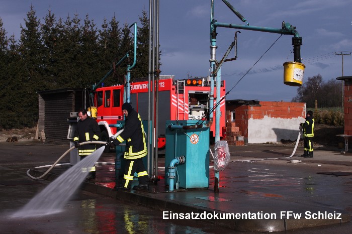 Einsatz FFw Schleiz am 01.12.2011, Alarm 08:14 Uhr "Dieselkraftstoff war noch nie so teuer wie heute, hat der ADAC festgestellt", so die aktuelle Meldung des meist gehörten Radiosenders in Thüringen - Antenne Thüringen. ....und die Feuerwehr beseitigt zeitgleich zusammen mit Umweltdiensten und Behörden eine der größten Dieselhavarien im Saale- Orla- Kreis. Man hätte sicherlich sehr lange mit dem wertvollen Kraftstoff fahren können, der durch ein vermutlich nicht abgeschaltetes Sicherheitsventil zunächst das Gelände einer Tankstelle verseuchte. Die Kapazität des vorhandenen Ölabscheiders konnte die Massen an Dieselkraftstoff jedoch nicht komplett zurückhalten. Somit liefen eine bisher unbekannte Menge Kraftstoff ins Kanalsystem des Schleizer Ortsteiles Lössau. Aufbauend auf die Erfahrung einer Heizölhavarie im selben Ort am 09.01.2009 (Einsatzbericht hier ) konnten die Kameraden der Feuerwehren Schleiz und Lössau innerhalb weniger Minuten mit wirksamen Mitteln eine größere Umweltkatastrophe verhindern. Was war passiert? Von einem Tankwagen wurde planmäßig der in der Erde befindliche Vorratstank der Tankstelle befüllt. Mit einer Fördermenge von 600l/min schoss der Diesel durch das Leitungssystem in den Tank. Als Dieser voll war, sprach offenbar weder die Abschaltautomatik noch eine Sicherheitseinrichtung an. Über die ca. 4m hohe Entlüftung des Erdtanks wurde der weiter fließende Dieselkraftstoff wie in einer überdimensionalen Dusche auf dem Tankstellengelände auf einer Fläche ca. 200m² verbreitet. Schnell versuchte der Fahrer des Tankwagens mit der Abschaltung der Förderpumpe weiteren Schaden abzuwenden. Zum Glück war auf Grund baulicher Vorschriften auf dem Gelände der Tankstelle ein Ölabscheider verbaut, der zunächst den größten Teil des Dieselkraftstoffes zurückhalten konnte. Trotz allem floss auch eine unbekannte Menge durch das Kanalsystem des Ortes. Am unteren Ortsende wurde in einem Hauptschacht durch die Kameraden der Schleizer Feuerwehr umgehend ein Rohrdichtkissen einsetzt. Somit konnte der Zufluss zum Fluss "Wisenta" unterbunden werden. Zu Sicherheit wurden durch die Einsatzkräfte zwei Ölsperren im Flussbett flussabwärts ausgebracht. Als glücklichen Umstand kam die andauernde Trockenheit dieser Havarie entgegen. Im Kanalsystem war ein geringer Wasserdurchlauf zu verzeichnen. Umweltamt, Wasserwirtschaft, Polizei, Umweltdienst und Feuerwehr arbeiteten eng und gut abgestimmt zusammen. Eine Schätzung des Gesamtschadens ist momentan noch nicht möglich. Die Feuerwehr Schleiz geht von einer ausgelaufenen Dieselmenge von weit mehr als 1000 Litern aus, da der Ölabscheider bereits beim Eintreffen der Feuerwehr überlief. Nachdem der Ölabscheider und das Kanalsystem von der herbeigerufenen Entsorgungsfirma Winkler aus Gera abgepumpt war und die Kameraden mittels 10 Sack Ölbindemittel die gröbsten Spuren im Tankstellengelände beseitigt hatten, begannen die Einsatzkräfte mit den Reinigungsarbeiten des Abwasserkanales. Der durch den gesamten Ort verlaufende Kanal wurde mit 5000 Liter Wasser gespült und die kontaminierte Wassermenge mittels Spezialfahrzeug am unteren Ortsende abgesaugt. Der Einsatz der Schleizer Feuerwehr war gegen 15:00 Uhr beendet. Die Einsatzführung bedankt sich bei allen Einsatzkräften und den beteiligten Behörden, der Polizei und dem Entsorgungsunternehmen für die ausgezeichnete Zusammenarbeit. Einsatz FFw Schleiz am 01.12.2011, Alarm 08:14 Uhr "Dieselkraftstoff war noch nie so teuer wie heute, hat der ADAC festgestellt", so die aktuelle Meldung des meist gehörten Radiosenders in Thüringen - Antenne Thüringen. ....und die Feuerwehr beseitigt zeitgleich zusammen mit Umweltdiensten und Behörden eine der größten Dieselhavarien im Saale- Orla- Kreis. Man hätte sicherlich sehr lange mit dem wertvollen Kraftstoff fahren können, der durch ein vermutlich nicht abgeschaltetes Sicherheitsventil zunächst das Gelände einer Tankstelle verseuchte. Die Kapazität des vorhandenen Ölabscheiders konnte die Massen an Dieselkraftstoff jedoch nicht komplett zurückhalten. Somit liefen eine bisher unbekannte Menge Kraftstoff ins Kanalsystem des Schleizer Ortsteiles Lössau. Aufbauend auf die Erfahrung einer Heizölhavarie im selben Ort am 09.01.2009 (Einsatzbericht hier ) konnten die Kameraden der Feuerwehren Schleiz und Lössau innerhalb weniger Minuten mit wirksamen Mitteln eine größere Umweltkatastrophe verhindern. Was war passiert? Von einem Tankwagen wurde planmäßig der in der Erde befindliche Vorratstank der Tankstelle befüllt. Mit einer Fördermenge von 600l/min schoss der Diesel durch das Leitungssystem in den Tank. Als Dieser voll war, sprach offenbar weder die Abschaltautomatik noch eine Sicherheitseinrichtung an. Über die ca. 4m hohe Entlüftung des Erdtanks wurde der weiter fließende Dieselkraftstoff wie in einer überdimensionalen Dusche auf dem Tankstellengelände auf einer Fläche ca. 200m² verbreitet. Schnell versuchte der Fahrer des Tankwagens mit der Abschaltung der Förderpumpe weiteren Schaden abzuwenden. Zum Glück war auf Grund baulicher Vorschriften auf dem Gelände der Tankstelle ein Ölabscheider verbaut, der zunächst den größten Teil des Dieselkraftstoffes zurückhalten konnte. Trotz allem floss auch eine unbekannte Menge durch das Kanalsystem des Ortes. Am unteren Ortsende wurde in einem Hauptschacht durch die Kameraden der Schleizer Feuerwehr umgehend ein Rohrdichtkissen einsetzt. Somit konnte der Zufluss zum Fluss "Wisenta" unterbunden werden. Zu Sicherheit wurden durch die Einsatzkräfte zwei Ölsperren im Flussbett flussabwärts ausgebracht. Als glücklichen Umstand kam die andauernde Trockenheit dieser Havarie entgegen. Im Kanalsystem war ein geringer Wasserdurchlauf zu verzeichnen. Umweltamt, Wasserwirtschaft, Polizei, Umweltdienst und Feuerwehr arbeiteten eng und gut abgestimmt zusammen. Eine Schätzung des Gesamtschadens ist momentan noch nicht möglich. Die Feuerwehr Schleiz geht von einer ausgelaufenen Dieselmenge von weit mehr als 1000 Litern aus, da der Ölabscheider bereits beim Eintreffen der Feuerwehr überlief. Nachdem der Ölabscheider und das Kanalsystem von der herbeigerufenen Entsorgungsfirma Winkler aus Gera abgepumpt war und die Kameraden mittels 10 Sack Ölbindemittel die gröbsten Spuren im Tankstellengelände beseitigt hatten, begannen die Einsatzkräfte mit den Reinigungsarbeiten des Abwasserkanales. Der durch den gesamten Ort verlaufende Kanal wurde mit 5000 Liter Wasser gespült und die kontaminierte Wassermenge mittels Spezialfahrzeug am unteren Ortsende abgesaugt. Der Einsatz der Schleizer Feuerwehr war gegen 15:00 Uhr beendet. Die Einsatzführung bedankt sich bei allen Einsatzkräften und den beteiligten Behörden, der Polizei und dem Entsorgungsunternehmen für die ausgezeichnete Zusammenarbeit.