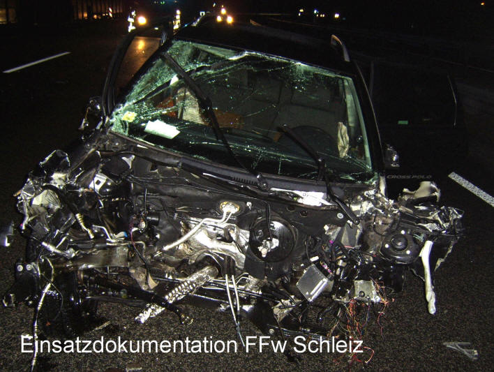 Bei drei der vier Einsätze der letzten 6 Tage können die Einsatzberichte direkt kopiert werden. Warum der Autobahnkilometer 225,5 Richtung Berlin so häufig von schweren Unfällen betroffen ist sollte nun doch noch tiefgründiger untersucht werden. Gefährlich ist jedenfalls der Autobahnabschnitt, wie gerade diese Nacht die Kameraden wieder spüren mussten. Mit insgesamt 4 hochmodernen Funkstreifenwagen der Polizei, einer neuen festen Beschilderung und 4 Einsatzfahrzeugen der Feuerwehr wurde der in einer langen Linkskurve befindliche Unfallpunkt gesichert. Trotzdem waren alle Beamten der Polizei und die Kameraden der Feuerwehr durch rücksichtlose Fahrzeugführer äußerst gefährdet worden. Vor allem den Brummi- Fahrern scheint es mittlerweile mehr als egal zu sein, warum die Einsatzfahrzeuge mit Blaulicht und anderen modernen Warneinrichtungen auf der Autobahn stehen. – 20.12.2007 Bei drei der vier Einsätze der letzten 6 Tage können die Einsatzberichte direkt kopiert werden. Warum der Autobahnkilometer 225,5 Richtung Berlin so häufig von schweren Unfällen betroffen ist sollte nun doch noch tiefgründiger untersucht werden. Gefährlich ist jedenfalls der Autobahnabschnitt, wie gerade diese Nacht die Kameraden wieder spüren mussten. Mit insgesamt 4 hochmodernen Funkstreifenwagen der Polizei, einer neuen festen Beschilderung und 4 Einsatzfahrzeugen der Feuerwehr wurde der in einer langen Linkskurve befindliche Unfallpunkt gesichert. Trotzdem waren alle Beamten der Polizei und die Kameraden der Feuerwehr durch rücksichtlose Fahrzeugführer äußerst gefährdet worden. Vor allem den Brummi- Fahrern scheint es mittlerweile mehr als egal zu sein, warum die Einsatzfahrzeuge mit Blaulicht und anderen modernen Warneinrichtungen auf der Autobahn stehen. – 20.12.2007