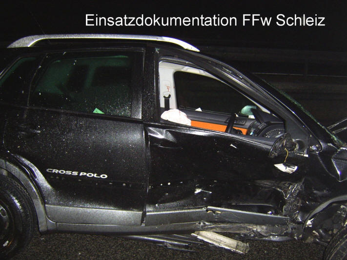 Bei drei der vier Einsätze der letzten 6 Tage können die Einsatzberichte direkt kopiert werden. Warum der Autobahnkilometer 225,5 Richtung Berlin so häufig von schweren Unfällen betroffen ist sollte nun doch noch tiefgründiger untersucht werden. Gefährlich ist jedenfalls der Autobahnabschnitt, wie gerade diese Nacht die Kameraden wieder spüren mussten. Mit insgesamt 4 hochmodernen Funkstreifenwagen der Polizei, einer neuen festen Beschilderung und 4 Einsatzfahrzeugen der Feuerwehr wurde der in einer langen Linkskurve befindliche Unfallpunkt gesichert. Trotzdem waren alle Beamten der Polizei und die Kameraden der Feuerwehr durch rücksichtlose Fahrzeugführer äußerst gefährdet worden. Vor allem den Brummi- Fahrern scheint es mittlerweile mehr als egal zu sein, warum die Einsatzfahrzeuge mit Blaulicht und anderen modernen Warneinrichtungen auf der Autobahn stehen. – 20.12.2007 Bei drei der vier Einsätze der letzten 6 Tage können die Einsatzberichte direkt kopiert werden. Warum der Autobahnkilometer 225,5 Richtung Berlin so häufig von schweren Unfällen betroffen ist sollte nun doch noch tiefgründiger untersucht werden. Gefährlich ist jedenfalls der Autobahnabschnitt, wie gerade diese Nacht die Kameraden wieder spüren mussten. Mit insgesamt 4 hochmodernen Funkstreifenwagen der Polizei, einer neuen festen Beschilderung und 4 Einsatzfahrzeugen der Feuerwehr wurde der in einer langen Linkskurve befindliche Unfallpunkt gesichert. Trotzdem waren alle Beamten der Polizei und die Kameraden der Feuerwehr durch rücksichtlose Fahrzeugführer äußerst gefährdet worden. Vor allem den Brummi- Fahrern scheint es mittlerweile mehr als egal zu sein, warum die Einsatzfahrzeuge mit Blaulicht und anderen modernen Warneinrichtungen auf der Autobahn stehen. – 20.12.2007