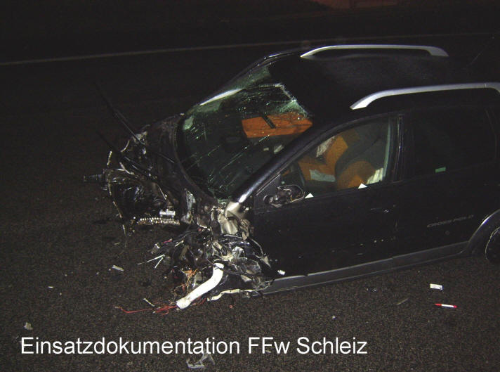 Bei drei der vier Einsätze der letzten 6 Tage können die Einsatzberichte direkt kopiert werden. Warum der Autobahnkilometer 225,5 Richtung Berlin so häufig von schweren Unfällen betroffen ist sollte nun doch noch tiefgründiger untersucht werden. Gefährlich ist jedenfalls der Autobahnabschnitt, wie gerade diese Nacht die Kameraden wieder spüren mussten. Mit insgesamt 4 hochmodernen Funkstreifenwagen der Polizei, einer neuen festen Beschilderung und 4 Einsatzfahrzeugen der Feuerwehr wurde der in einer langen Linkskurve befindliche Unfallpunkt gesichert. Trotzdem waren alle Beamten der Polizei und die Kameraden der Feuerwehr durch rücksichtlose Fahrzeugführer äußerst gefährdet worden. Vor allem den Brummi- Fahrern scheint es mittlerweile mehr als egal zu sein, warum die Einsatzfahrzeuge mit Blaulicht und anderen modernen Warneinrichtungen auf der Autobahn stehen. – 20.12.2007 Bei drei der vier Einsätze der letzten 6 Tage können die Einsatzberichte direkt kopiert werden. Warum der Autobahnkilometer 225,5 Richtung Berlin so häufig von schweren Unfällen betroffen ist sollte nun doch noch tiefgründiger untersucht werden. Gefährlich ist jedenfalls der Autobahnabschnitt, wie gerade diese Nacht die Kameraden wieder spüren mussten. Mit insgesamt 4 hochmodernen Funkstreifenwagen der Polizei, einer neuen festen Beschilderung und 4 Einsatzfahrzeugen der Feuerwehr wurde der in einer langen Linkskurve befindliche Unfallpunkt gesichert. Trotzdem waren alle Beamten der Polizei und die Kameraden der Feuerwehr durch rücksichtlose Fahrzeugführer äußerst gefährdet worden. Vor allem den Brummi- Fahrern scheint es mittlerweile mehr als egal zu sein, warum die Einsatzfahrzeuge mit Blaulicht und anderen modernen Warneinrichtungen auf der Autobahn stehen. – 20.12.2007