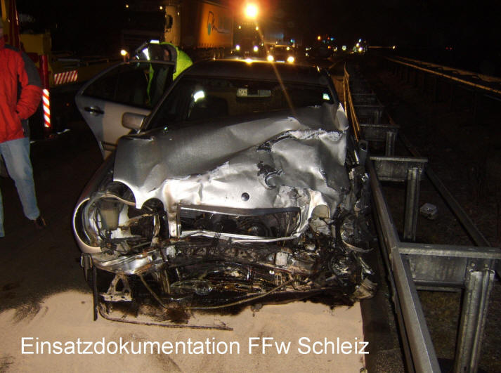 Bei drei der vier Einsätze der letzten 6 Tage können die Einsatzberichte direkt kopiert werden. Warum der Autobahnkilometer 225,5 Richtung Berlin so häufig von schweren Unfällen betroffen ist sollte nun doch noch tiefgründiger untersucht werden. Gefährlich ist jedenfalls der Autobahnabschnitt, wie gerade diese Nacht die Kameraden wieder spüren mussten. Mit insgesamt 4 hochmodernen Funkstreifenwagen der Polizei, einer neuen festen Beschilderung und 4 Einsatzfahrzeugen der Feuerwehr wurde der in einer langen Linkskurve befindliche Unfallpunkt gesichert. Trotzdem waren alle Beamten der Polizei und die Kameraden der Feuerwehr durch rücksichtlose Fahrzeugführer äußerst gefährdet worden. Vor allem den Brummi- Fahrern scheint es mittlerweile mehr als egal zu sein, warum die Einsatzfahrzeuge mit Blaulicht und anderen modernen Warneinrichtungen auf der Autobahn stehen. – 20.12.2007 Bei drei der vier Einsätze der letzten 6 Tage können die Einsatzberichte direkt kopiert werden. Warum der Autobahnkilometer 225,5 Richtung Berlin so häufig von schweren Unfällen betroffen ist sollte nun doch noch tiefgründiger untersucht werden. Gefährlich ist jedenfalls der Autobahnabschnitt, wie gerade diese Nacht die Kameraden wieder spüren mussten. Mit insgesamt 4 hochmodernen Funkstreifenwagen der Polizei, einer neuen festen Beschilderung und 4 Einsatzfahrzeugen der Feuerwehr wurde der in einer langen Linkskurve befindliche Unfallpunkt gesichert. Trotzdem waren alle Beamten der Polizei und die Kameraden der Feuerwehr durch rücksichtlose Fahrzeugführer äußerst gefährdet worden. Vor allem den Brummi- Fahrern scheint es mittlerweile mehr als egal zu sein, warum die Einsatzfahrzeuge mit Blaulicht und anderen modernen Warneinrichtungen auf der Autobahn stehen. – 20.12.2007