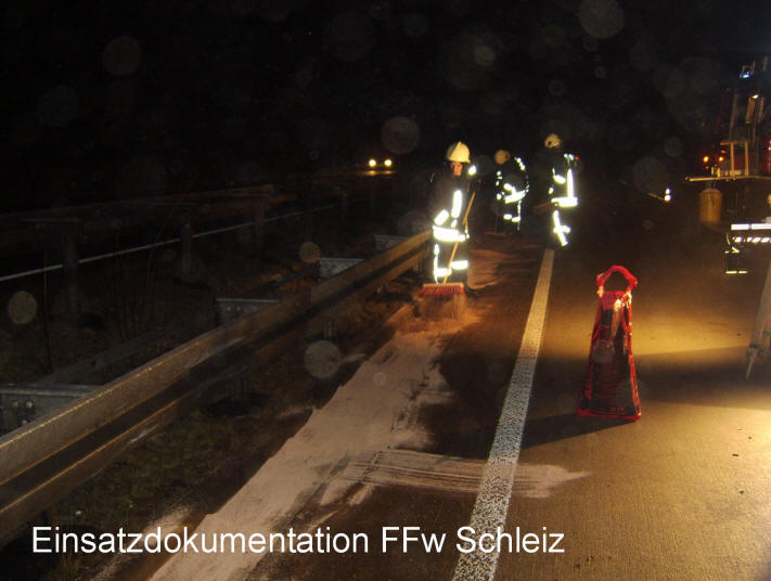 Bei drei der vier Einsätze der letzten 6 Tage können die Einsatzberichte direkt kopiert werden. Warum der Autobahnkilometer 225,5 Richtung Berlin so häufig von schweren Unfällen betroffen ist sollte nun doch noch tiefgründiger untersucht werden. Gefährlich ist jedenfalls der Autobahnabschnitt, wie gerade diese Nacht die Kameraden wieder spüren mussten. Mit insgesamt 4 hochmodernen Funkstreifenwagen der Polizei, einer neuen festen Beschilderung und 4 Einsatzfahrzeugen der Feuerwehr wurde der in einer langen Linkskurve befindliche Unfallpunkt gesichert. Trotzdem waren alle Beamten der Polizei und die Kameraden der Feuerwehr durch rücksichtlose Fahrzeugführer äußerst gefährdet worden. Vor allem den Brummi- Fahrern scheint es mittlerweile mehr als egal zu sein, warum die Einsatzfahrzeuge mit Blaulicht und anderen modernen Warneinrichtungen auf der Autobahn stehen. – 20.12.2007 Bei drei der vier Einsätze der letzten 6 Tage können die Einsatzberichte direkt kopiert werden. Warum der Autobahnkilometer 225,5 Richtung Berlin so häufig von schweren Unfällen betroffen ist sollte nun doch noch tiefgründiger untersucht werden. Gefährlich ist jedenfalls der Autobahnabschnitt, wie gerade diese Nacht die Kameraden wieder spüren mussten. Mit insgesamt 4 hochmodernen Funkstreifenwagen der Polizei, einer neuen festen Beschilderung und 4 Einsatzfahrzeugen der Feuerwehr wurde der in einer langen Linkskurve befindliche Unfallpunkt gesichert. Trotzdem waren alle Beamten der Polizei und die Kameraden der Feuerwehr durch rücksichtlose Fahrzeugführer äußerst gefährdet worden. Vor allem den Brummi- Fahrern scheint es mittlerweile mehr als egal zu sein, warum die Einsatzfahrzeuge mit Blaulicht und anderen modernen Warneinrichtungen auf der Autobahn stehen. – 20.12.2007