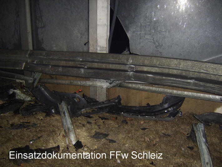 Bei drei der vier Einsätze der letzten 6 Tage können die Einsatzberichte direkt kopiert werden. Warum der Autobahnkilometer 225,5 Richtung Berlin so häufig von schweren Unfällen betroffen ist sollte nun doch noch tiefgründiger untersucht werden. Gefährlich ist jedenfalls der Autobahnabschnitt, wie gerade diese Nacht die Kameraden wieder spüren mussten. Mit insgesamt 4 hochmodernen Funkstreifenwagen der Polizei, einer neuen festen Beschilderung und 4 Einsatzfahrzeugen der Feuerwehr wurde der in einer langen Linkskurve befindliche Unfallpunkt gesichert. Trotzdem waren alle Beamten der Polizei und die Kameraden der Feuerwehr durch rücksichtlose Fahrzeugführer äußerst gefährdet worden. Vor allem den Brummi- Fahrern scheint es mittlerweile mehr als egal zu sein, warum die Einsatzfahrzeuge mit Blaulicht und anderen modernen Warneinrichtungen auf der Autobahn stehen. – 20.12.2007 Bei drei der vier Einsätze der letzten 6 Tage können die Einsatzberichte direkt kopiert werden. Warum der Autobahnkilometer 225,5 Richtung Berlin so häufig von schweren Unfällen betroffen ist sollte nun doch noch tiefgründiger untersucht werden. Gefährlich ist jedenfalls der Autobahnabschnitt, wie gerade diese Nacht die Kameraden wieder spüren mussten. Mit insgesamt 4 hochmodernen Funkstreifenwagen der Polizei, einer neuen festen Beschilderung und 4 Einsatzfahrzeugen der Feuerwehr wurde der in einer langen Linkskurve befindliche Unfallpunkt gesichert. Trotzdem waren alle Beamten der Polizei und die Kameraden der Feuerwehr durch rücksichtlose Fahrzeugführer äußerst gefährdet worden. Vor allem den Brummi- Fahrern scheint es mittlerweile mehr als egal zu sein, warum die Einsatzfahrzeuge mit Blaulicht und anderen modernen Warneinrichtungen auf der Autobahn stehen. – 20.12.2007